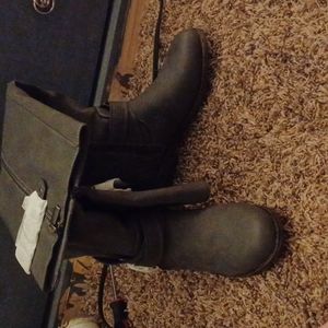 Knee lengths grey boots